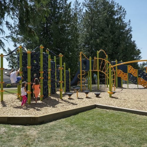 Stahl-Spielplatzgerät - PlayBooster - Design 6941 - LANDSCAPE STRUCTURES - pulverbeschichteter Stahl / Polyethylen / Recyclingkunststoff
