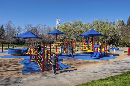 Edelstahl-Spielplatzgerät - Athan Downs Park - Design 7554 - LANDSCAPE STRUCTURES - pulverbeschichteter Stahl / Polyethylen / modular