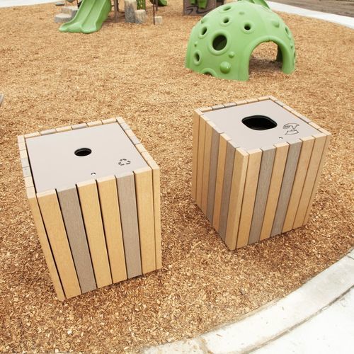 Holz-Abfallbehälter - Wood-Grain - Design 3676 - LANDSCAPE STRUCTURES - Polyethylen / für Außenbereich / für Spielplätze