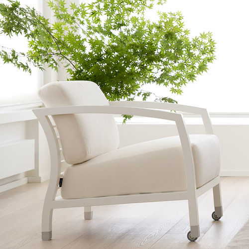 Moderner Sessel - MALENA - STUA - Stoff / Leder / Massivholz