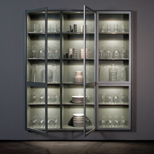 Moderne Vitrine - AMBIENCE - LEICHT - wandmontiert / Glas / Metall