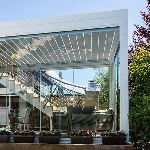 Angebaute Pergola - BISCEGLIE - ITALY - Gibus SPA - Metall / Glas / mit Sonnenschutzlamellen