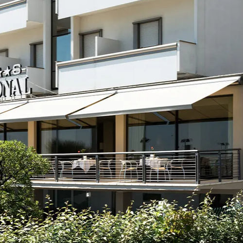 Kassettenmarkise - RIMINI - ITALY - Gibus SPA - motorisiert / für Gewerbegebrauch / Balkon