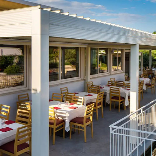 Angebaute Pergola - FORMIA - ITALY - Gibus SPA - Metall / mit Sonnenschutzlamellen / maßgefertigt