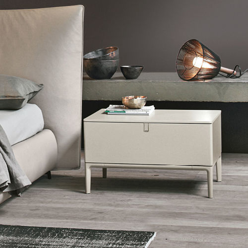 Moderner Nachttisch - Inside - ALIVAR - lackiertes MDF / Leder / Gestell aus Aluminiumguss