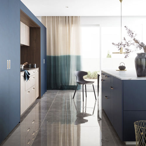 Moderne Küche - AMBIANCE CONTEMPORAINE - Mobalpa - Holzfurnier / Nussbaum / Marmor