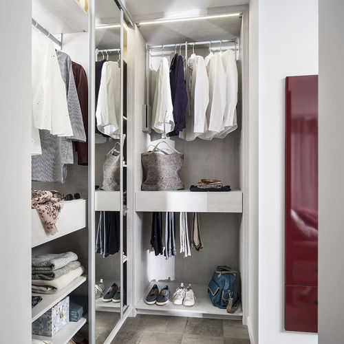 Wandmontierter begehbarer Kleiderschrank - AMBIANCE GRAPHIQUE - Mobalpa - modern / lackiertes Holz / mit Schiebetür
