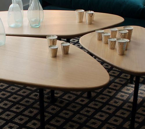 Moderner Couchtisch - YOMI - CARAVANE - Holz / dreieckig / für Privatgebrauch