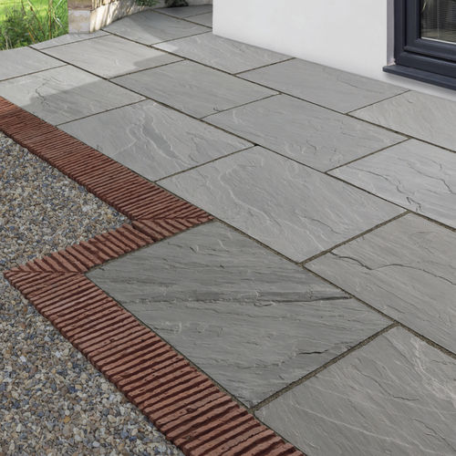 Betonplattenbelag - TILE ON  - BRADSTONE - für Außenbereich / texturiert / für öffentliche Bereiche