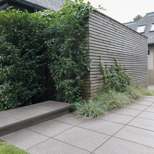 Außenbereich-Fliesen - NATURAL - BRADSTONE - bodenstehend / Granit