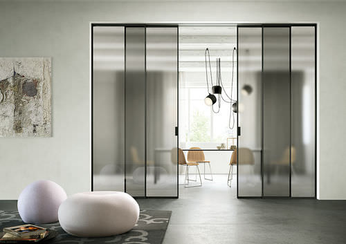 Tür für Innenbereich - DELINEO PROFILO NERO CRISTALLO GRIGIO SATINATO - FerreroLegno - Aluminium / Schiebe / Glas