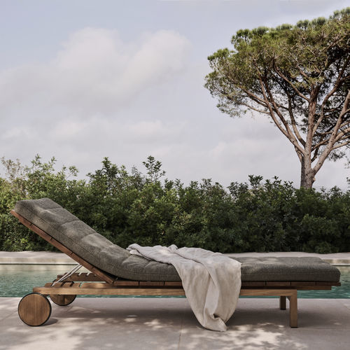 Moderne Sonnenliege - KOS - Tribù - Batyline® / Teakholz / für Pool
