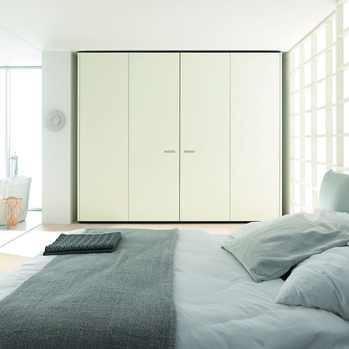 Moderner Kleiderschrank - COLLECT - interlübke - lackiertes Holz / mit Schwingtür / mit Fernsehfach