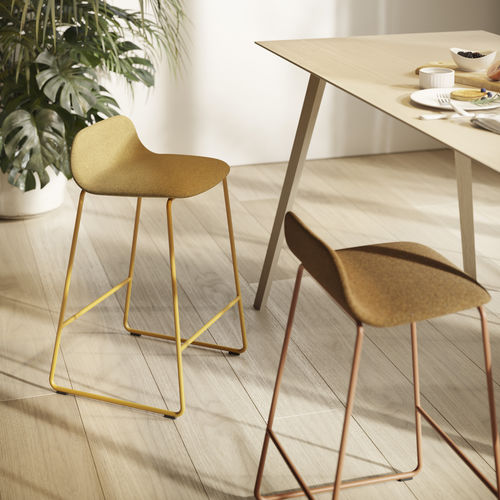 Moderner Barhocker - BISELL - TREKU - Stoff / Holz / Gestell aus Metall