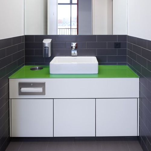 Moderne Badezimmerschrank mit Spiegel - VITRUM WT - Schaefer-Trennwandsysteme - wandmontiert
