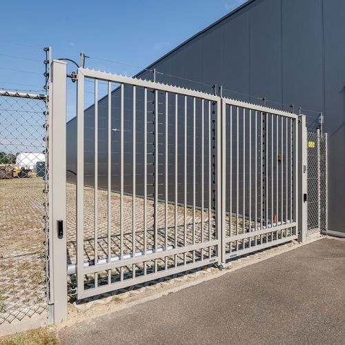 Einflügeliges Tor - BASTION  - WISNIOWSKI - galvanisiertem Stahl / mit Stangen / motorisiert