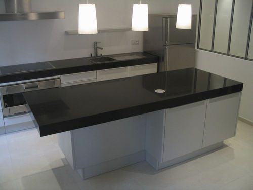 Moderne Küche - LIGHTWEIGHT STONE : BLACK GRANITE - BROCATELLE - Holz / Kochinsel / ohne Griff