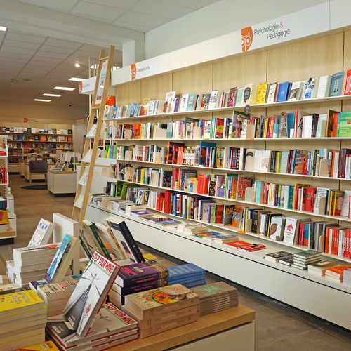 Wandmontierter Prospektständer - BOOKSTORES - Gondella - Holz / für Gewerbegebrauch