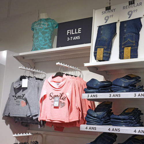 Präsentierregal für Kleidungsstücke - FASHION & SPORTS - Gondella - wandmontiert / Holz / Metall