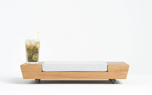 Moderner Hocker - MOJITO - qowood - Eiche / mit Rollen / weiß