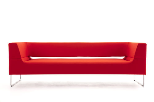 Modernes Sofa - HAL - LK Hjelle - Stoff / rot / für öffentliche Einrichtungen