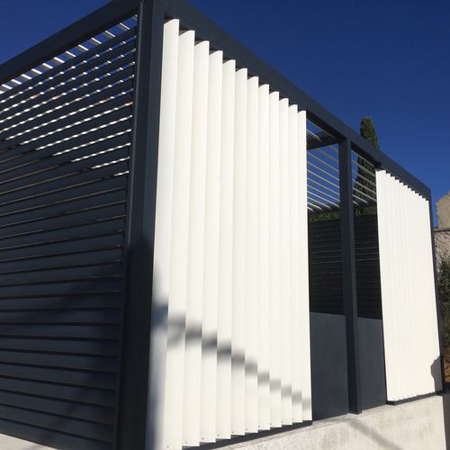 Selbsttragende Pergola - FAÇADE LAMES VERTICALES ORIENTABLES - AXIUM solutions aluminium - Aluminium / mit orientierbaren Lamellen / Sonnenschutz