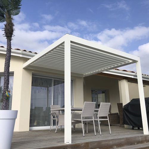 Angebaute Pergola - SPR02 3x3m - AXIUM solutions aluminium - extrudiertes Aluminium / thermolackiertes Aluminium / mit orientierbaren Lamellen
