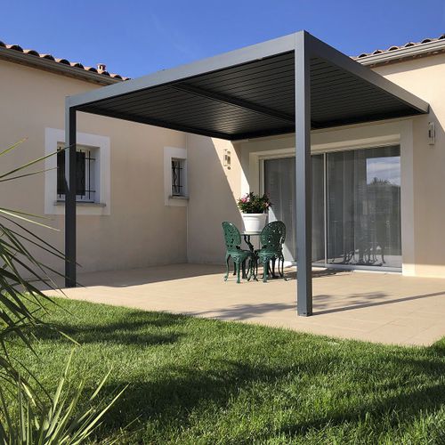 Angebaute Pergola - SPR02 4x3m - AXIUM solutions aluminium - extrudiertes Aluminium / thermolackiertes Aluminium / mit orientierbaren Lamellen