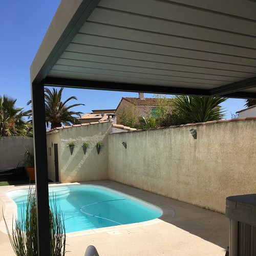 Selbsttragende Pergola - SPR02 3x3m - AXIUM solutions aluminium - extrudiertes Aluminium / thermolackiertes Aluminium / mit orientierbaren Lamellen
