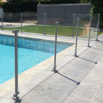 Aluminium-Geländer - AXIUM solutions aluminium - Glasplatten / für Außenbereich / für Pool