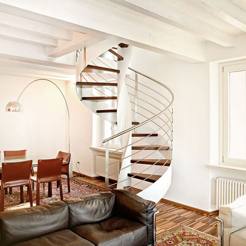 Wendeltreppe - VORTIKA : WHITE VARNISHED - Officine Sandrini - Holzstufen / mit Metallstruktur / für Privatgebrauch