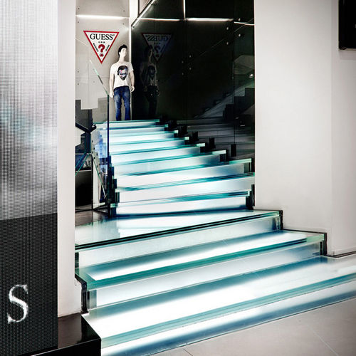 Halbgewendelte Treppe - VISTA PROJECT - Officine Sandrini - Glasstufen / mit Metallstruktur / modern