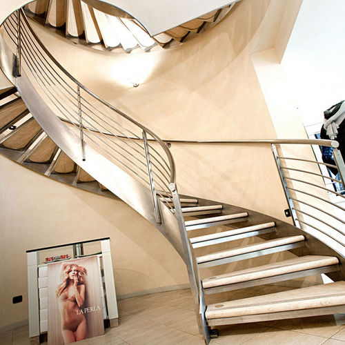 Spindeltreppe - VISTA FASCIA - Officine Sandrini - Holzstufen / mit Metallstruktur / für Geschäftsgebäude