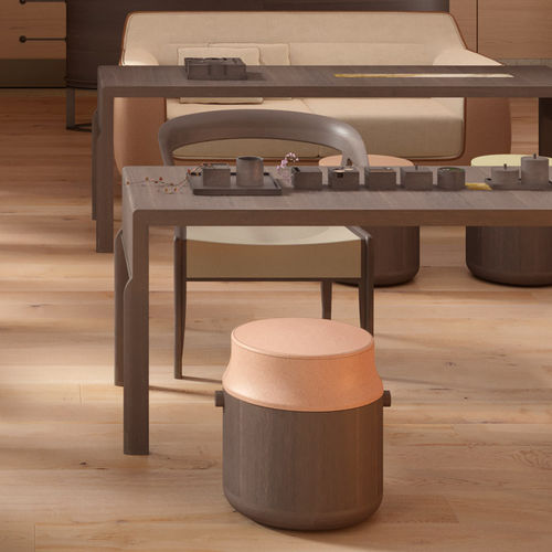 Moderner Hocker - POZA  - DIMENSIONE CHI WING LO - Eiche / Gestell aus Eiche / Gestell aus Stoff