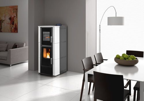 Wasserführender Kaminofen / Pellet - COMO  - KARMEK ONE SRL - modern / Metall / Steingut