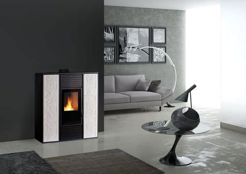 Wasserführender Kaminofen / Pellet - SIVIGLIA   - KARMEK ONE SRL - modern / Metall / Steingut