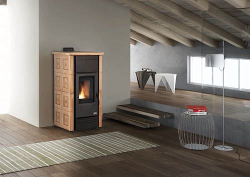 Wasserführender Kaminofen / Pellet - ELEKTRA  - KARMEK ONE SRL - modern / Metall / Steingut
