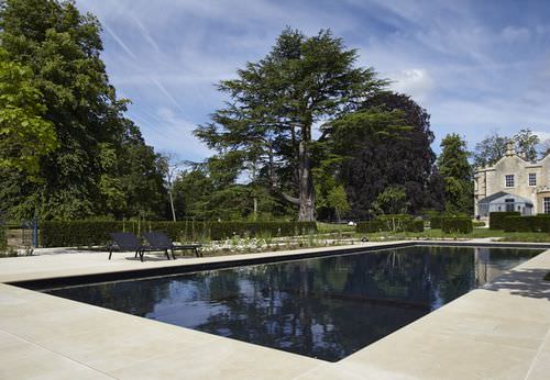 Schwimmbecken für Außenbereich - GLOUCESTERSHIRE - GUNCAST SWIMMING POOLS - erdverlegt / Stein / integrierte Abdeckplane