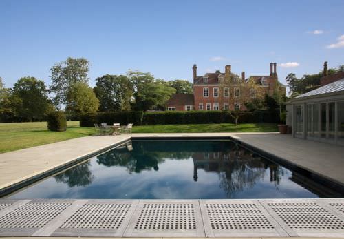 Schwimmbecken für Außenbereich - HERTFORDSHIRE - GUNCAST SWIMMING POOLS - erdverlegt / Glas / Mosaik
