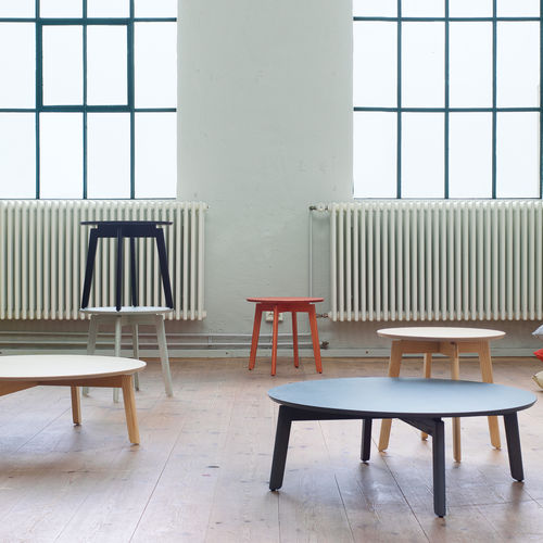 Klassischer Couchtisch - AREA - Fogia - Esche / Gestell aus Esche / rund