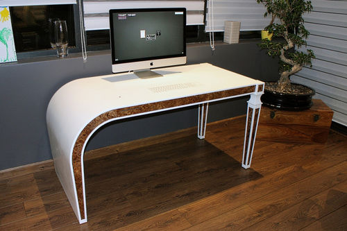 Moderner Schreibtisch - 1 - V-korr Creative Surface - mit integriertem drahtlosem Ladegerät / mit integrierter Tastatur / mit Gestell aus Paneelen