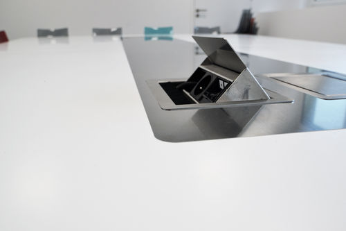 Moderner Besprechungstisch - V-korr Creative Surface - Mineralwerkstoff / rechteckig / mit integrierter Steckdose
