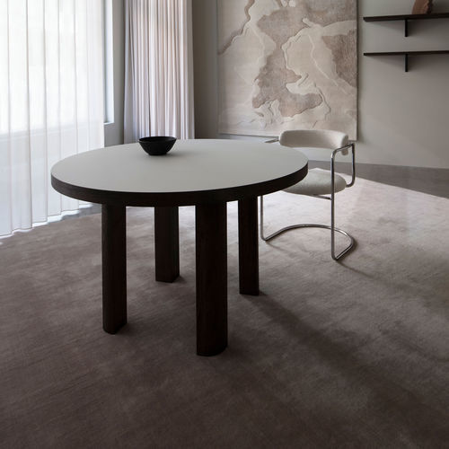 Moderner Tisch - QUARTER - Friends & Founders - Holzfurnier / Laminat / Gestell aus Massivholz