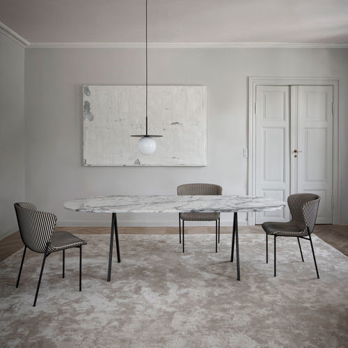 Moderner Tisch - SAW  - Friends & Founders - Massivholz / Marmor / Gestell aus Metall