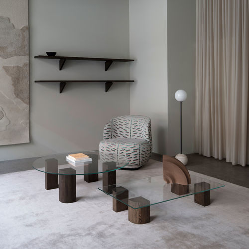 Moderner Couchtisch - QUARTER LOUNGE - Friends & Founders - Glas / Gestell aus Massivholz / rund