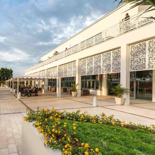 Dekorplatte zur Außenraumgestaltung - CELLON - MARRIOTT PORT-AU-PRINCE HAITI - Bruag Design Factory AG - wandmontiert / HPL / perforiert