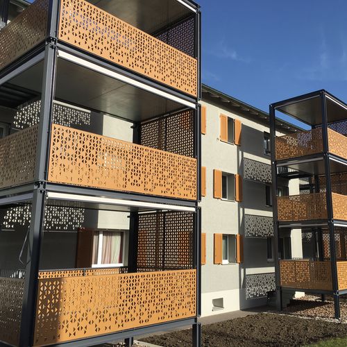 HPL-Geländer - CELLON - MULTI FAMILY HOUSE ISLIKON - Bruag Design Factory AG - Platten / für Außenbereich / für Balkon