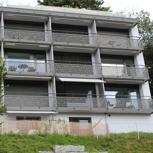Holzfasergeländer - FORMBOARD TOP PINE - MULTI FAMILY HOUSE TIGERBERG - Bruag Design Factory AG - Platten / für Außenbereich / für Balkon