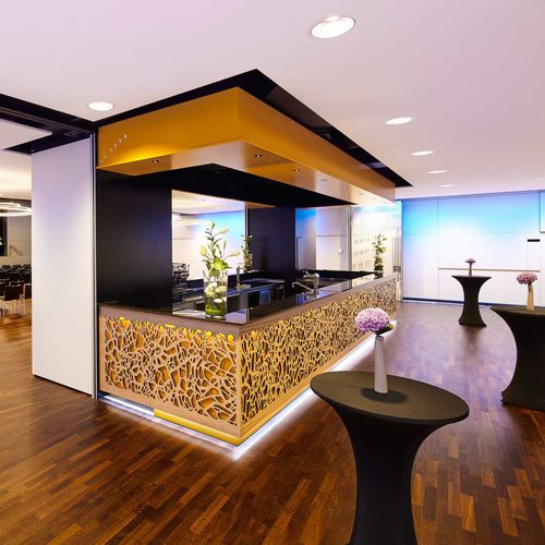 Dekorplatte für Innenausbau - BARFRONT HOTEL BANANACITY WINTERTHUR - Bruag Design Factory AG - Sperrholz / perforiert