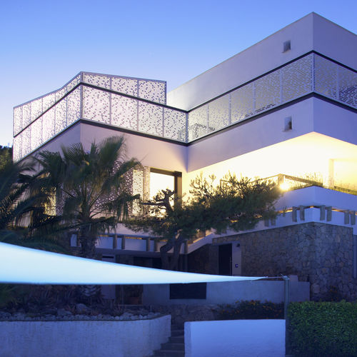 HPL-Sonnenschutzlamelle - CELLON - PRIVATVILLA TARRAGONA - Bruag Design Factory AG - für Fassaden / perforiert